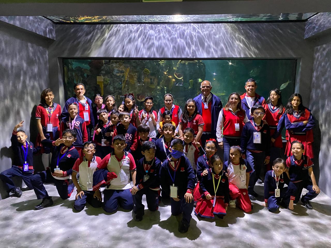 Alumnos de San Pedro School participando en actividad académica
