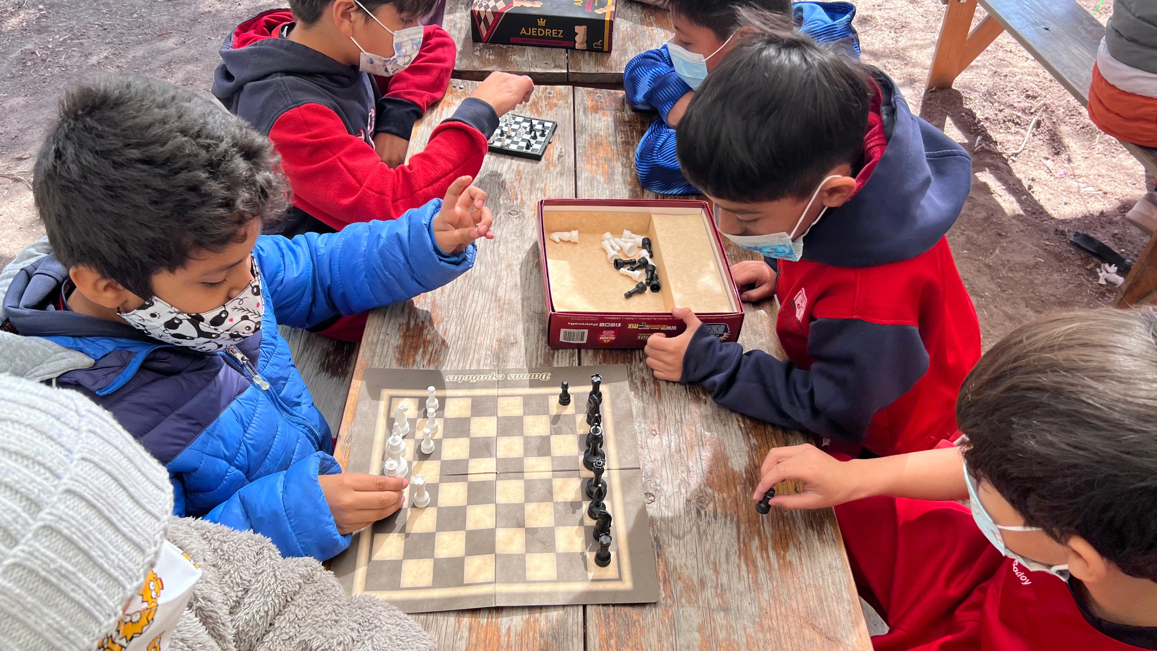 Alumnos participando en actividad de ajedrez