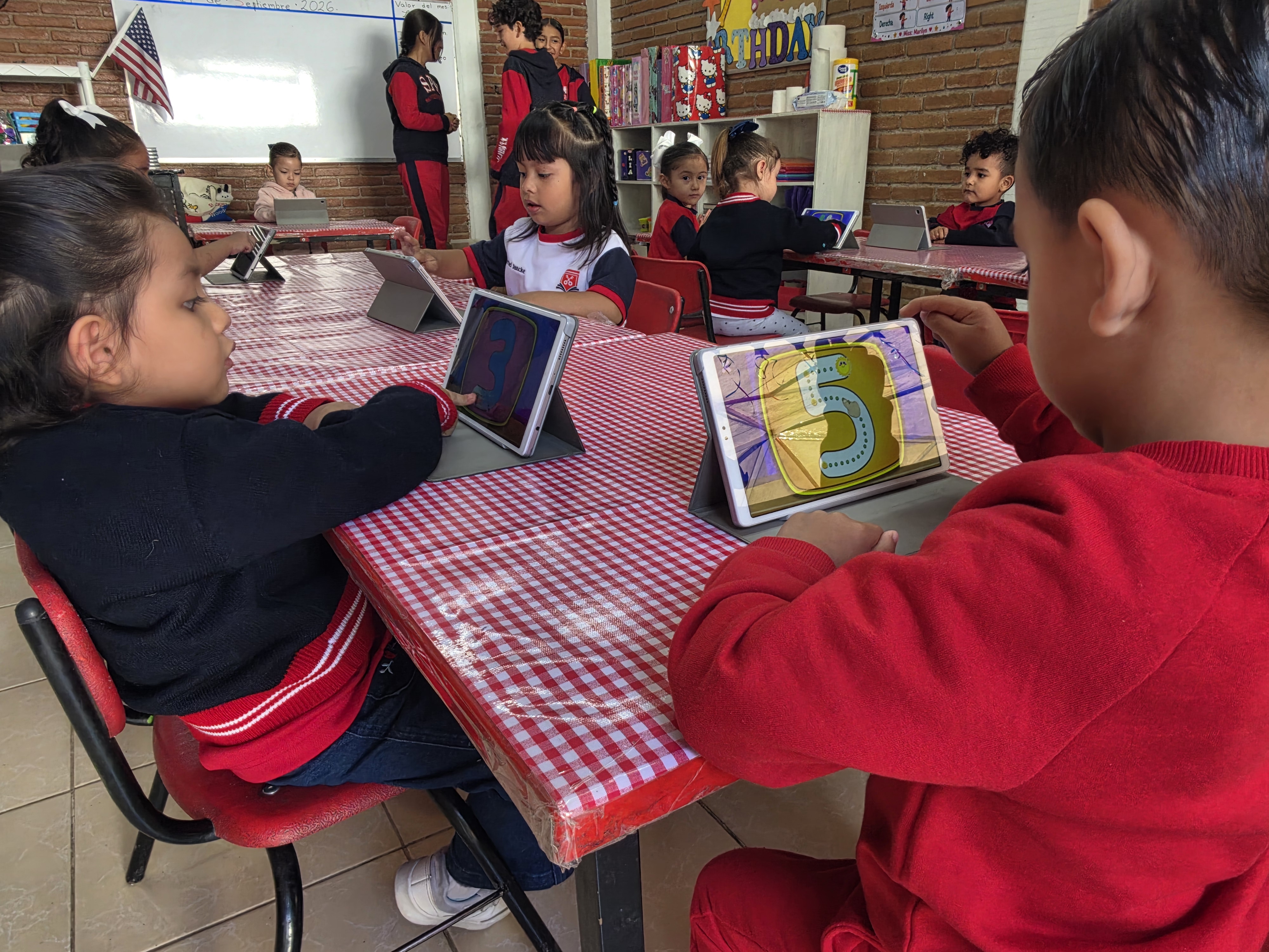 Alumnos de San Pedro School trabajando con tecnología en clase