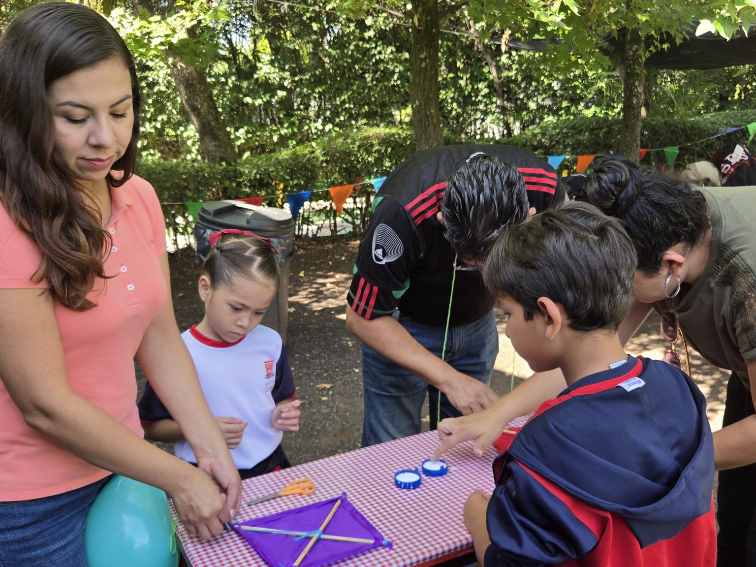Familias participando en actividad escolar