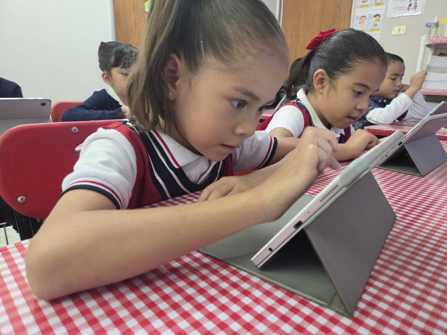 Alumna de San Pedro School trabajando con tablet