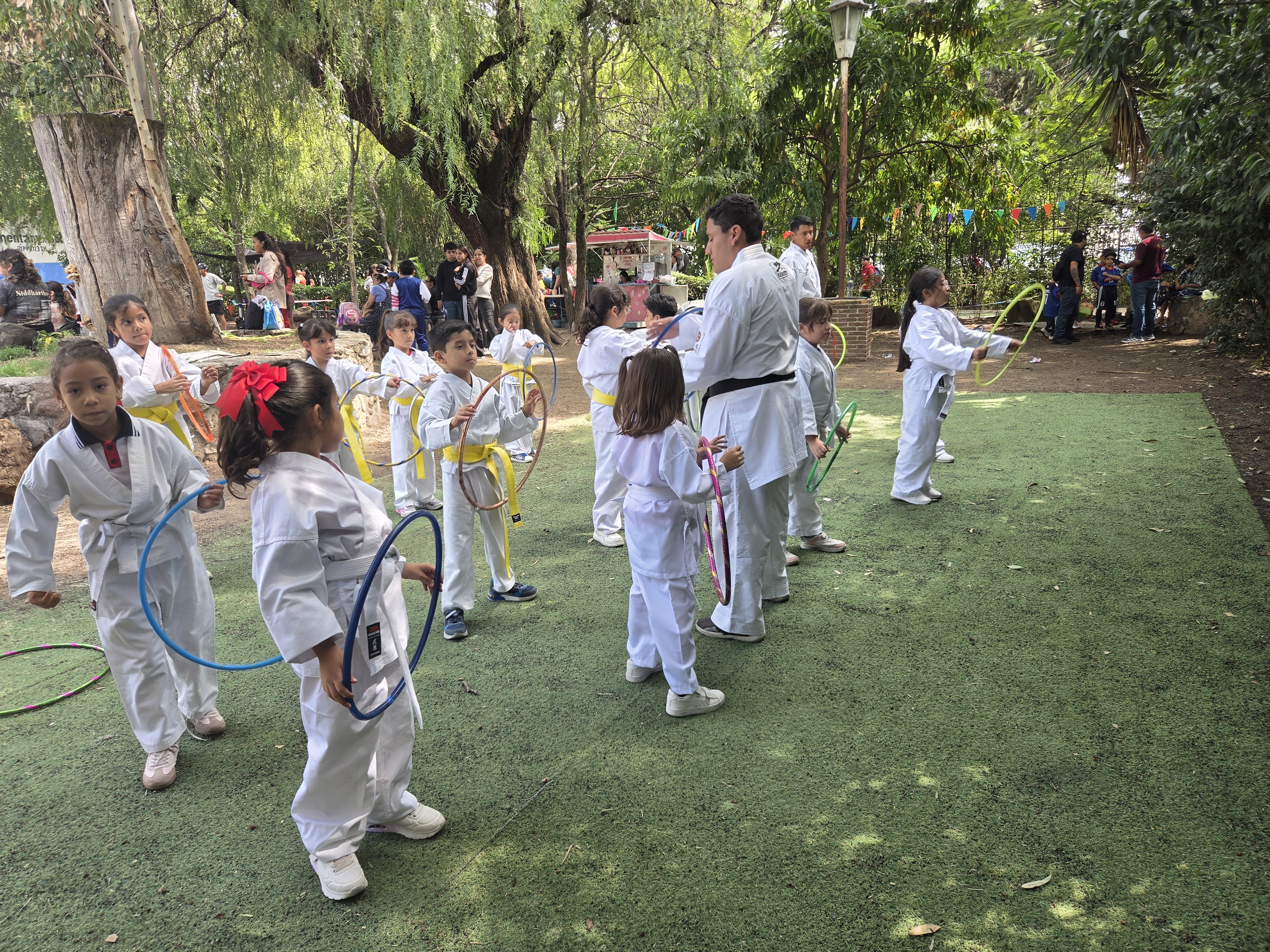 Alumnos de Karate entrenando en San Pedro School