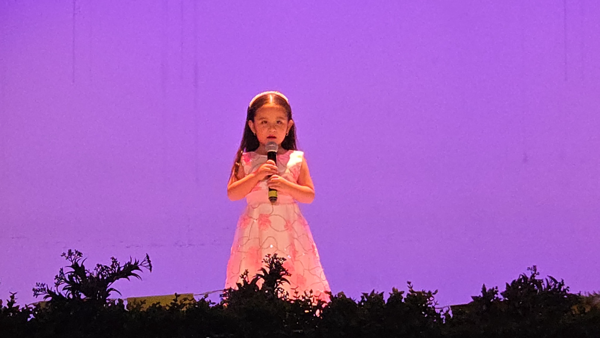Alumna de San Pedro School participando en una actividad de poesía