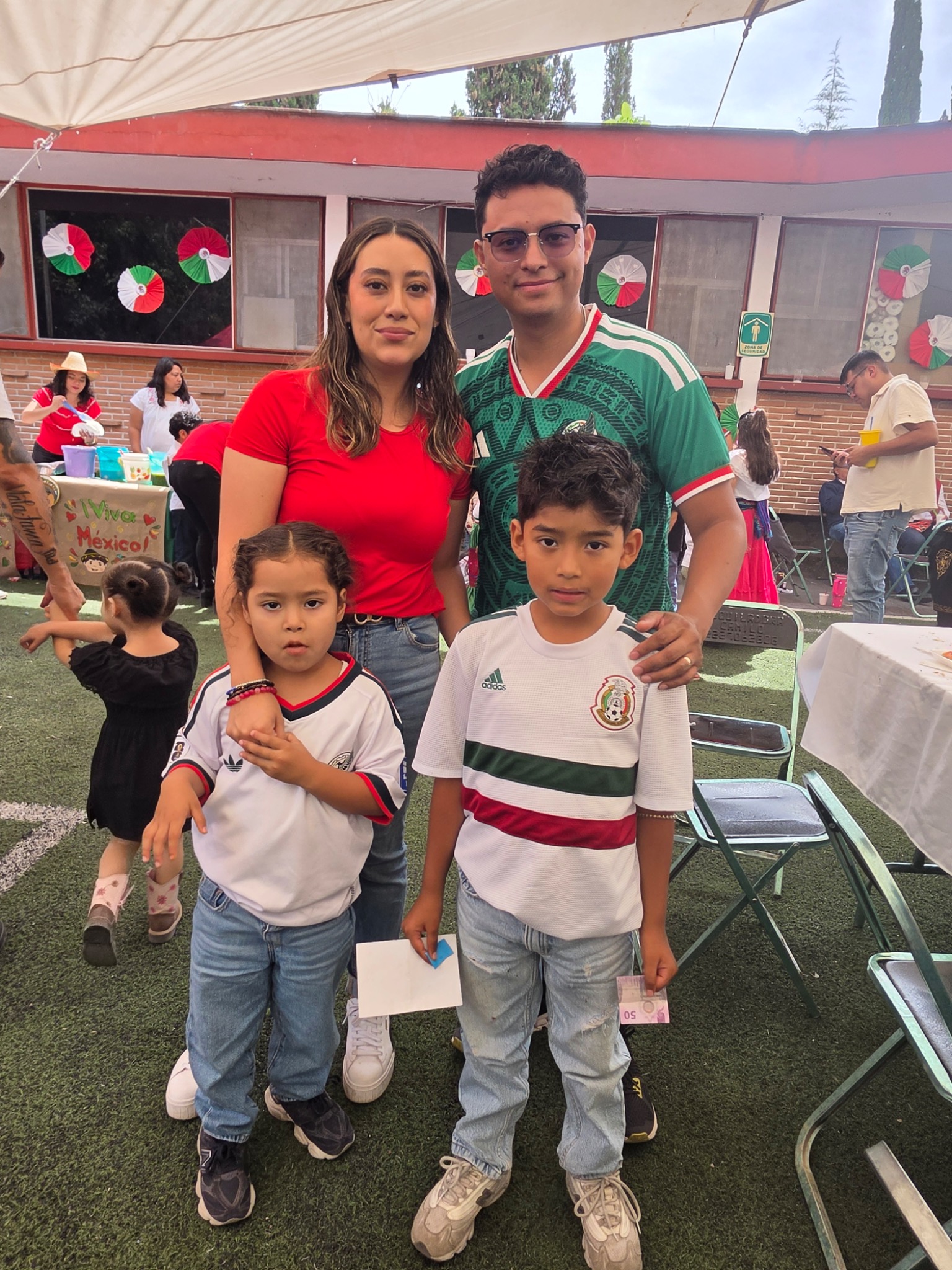 Familia participando en una actividad de San Pedro School
