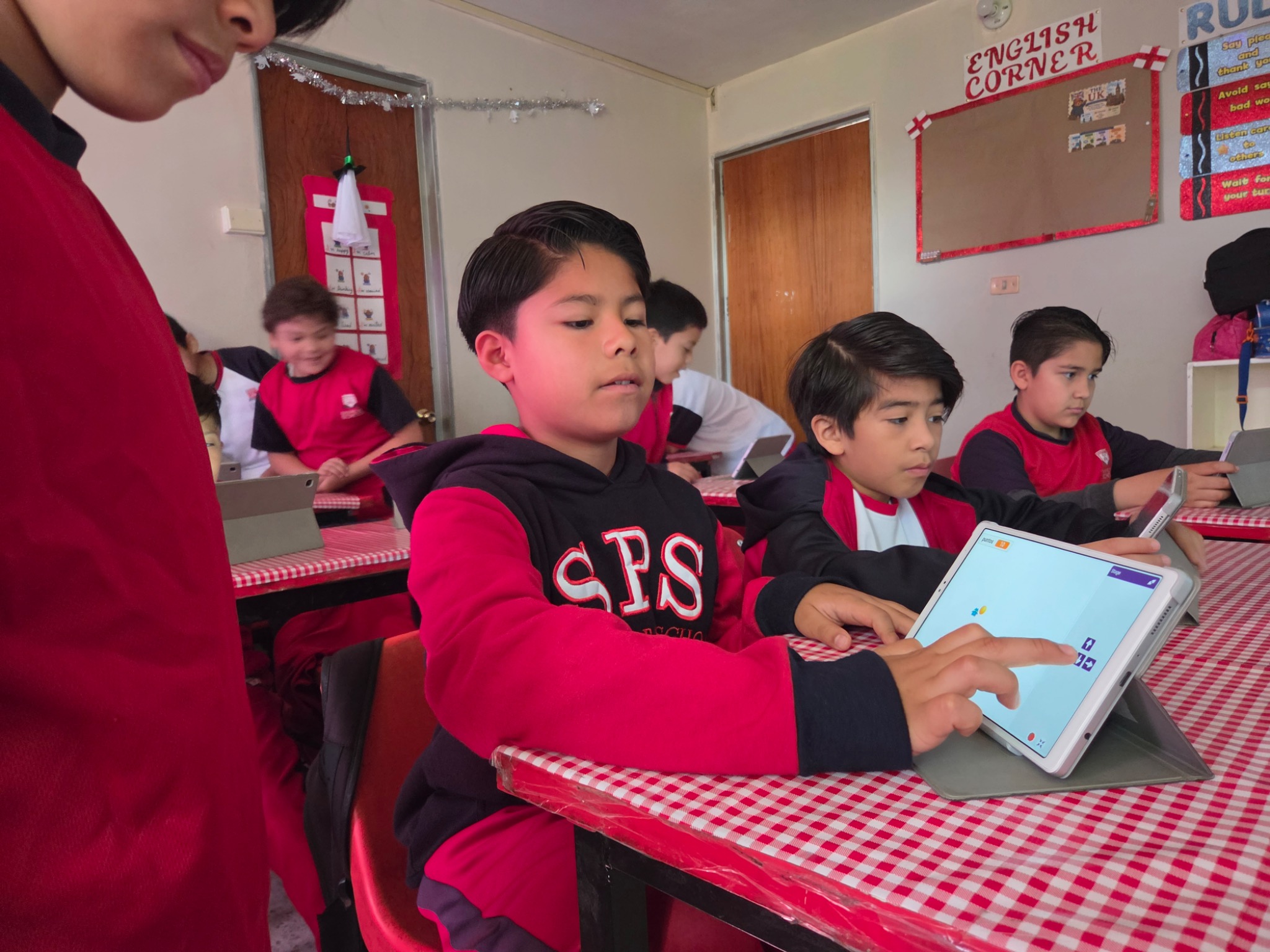 Alumnos de Primaria utilizando tecnología con propósito educativo