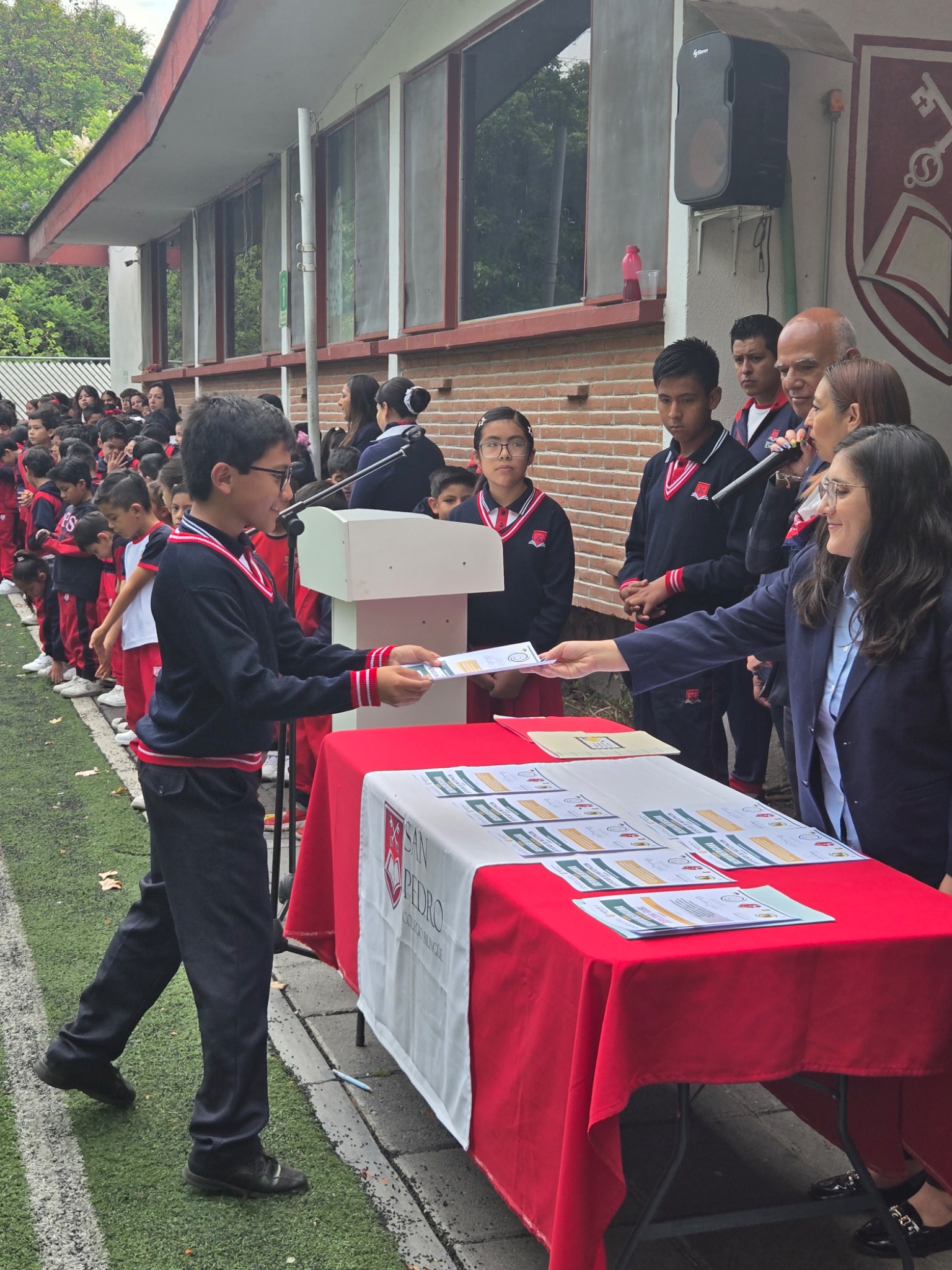Reconocimiento escolar durante ceremonia en San Pedro School