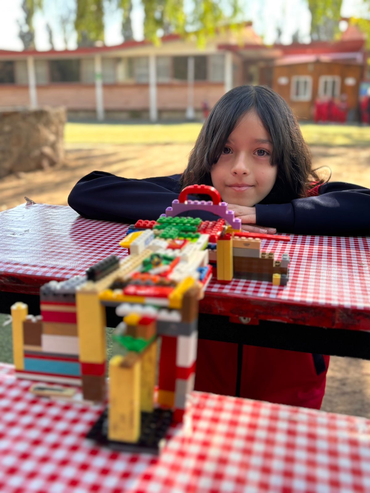 Alumna presentando un proyecto durante la Semana de Ciencias