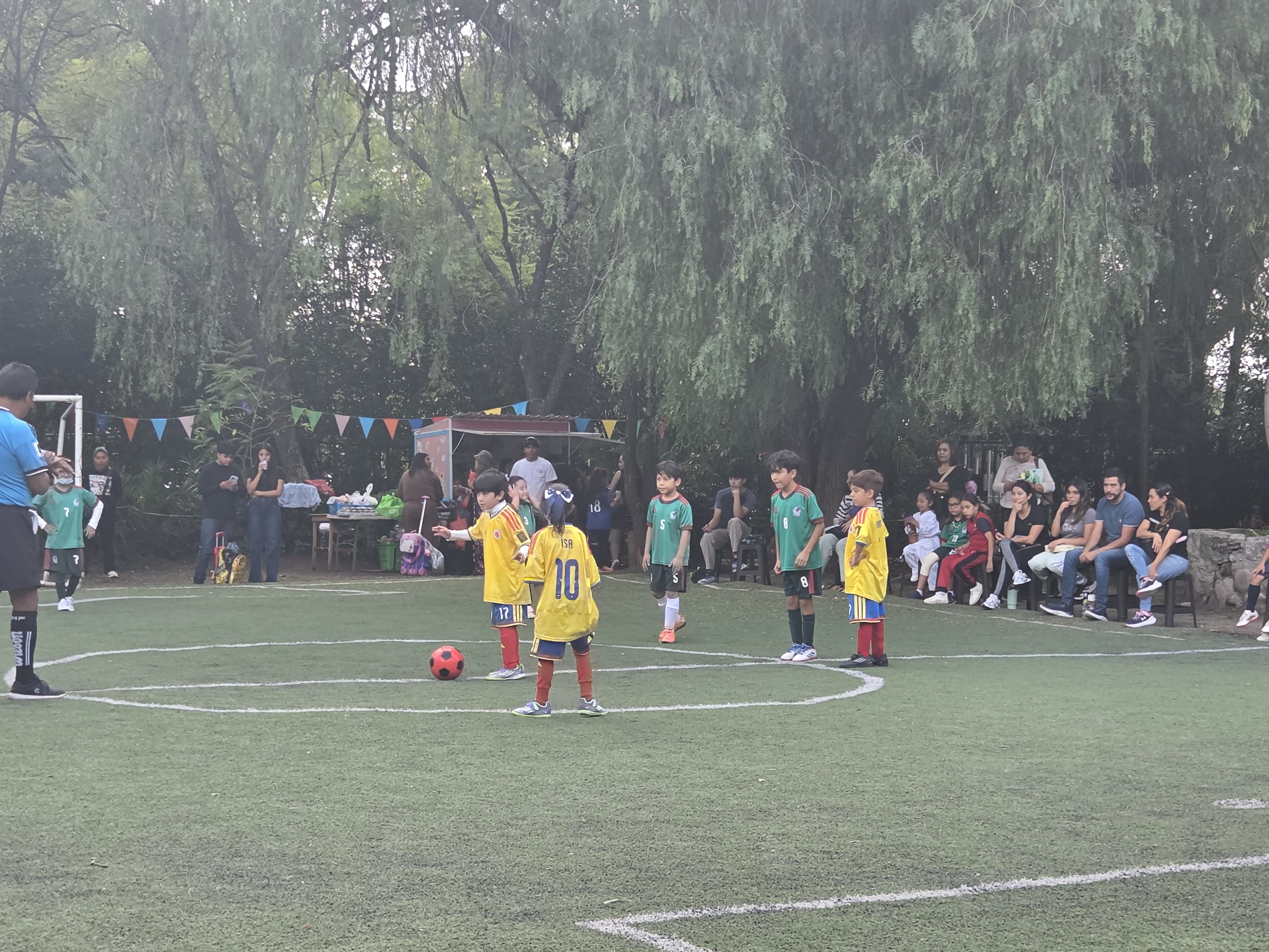 Alumnos participando en partido de fútbol de San Pedro School