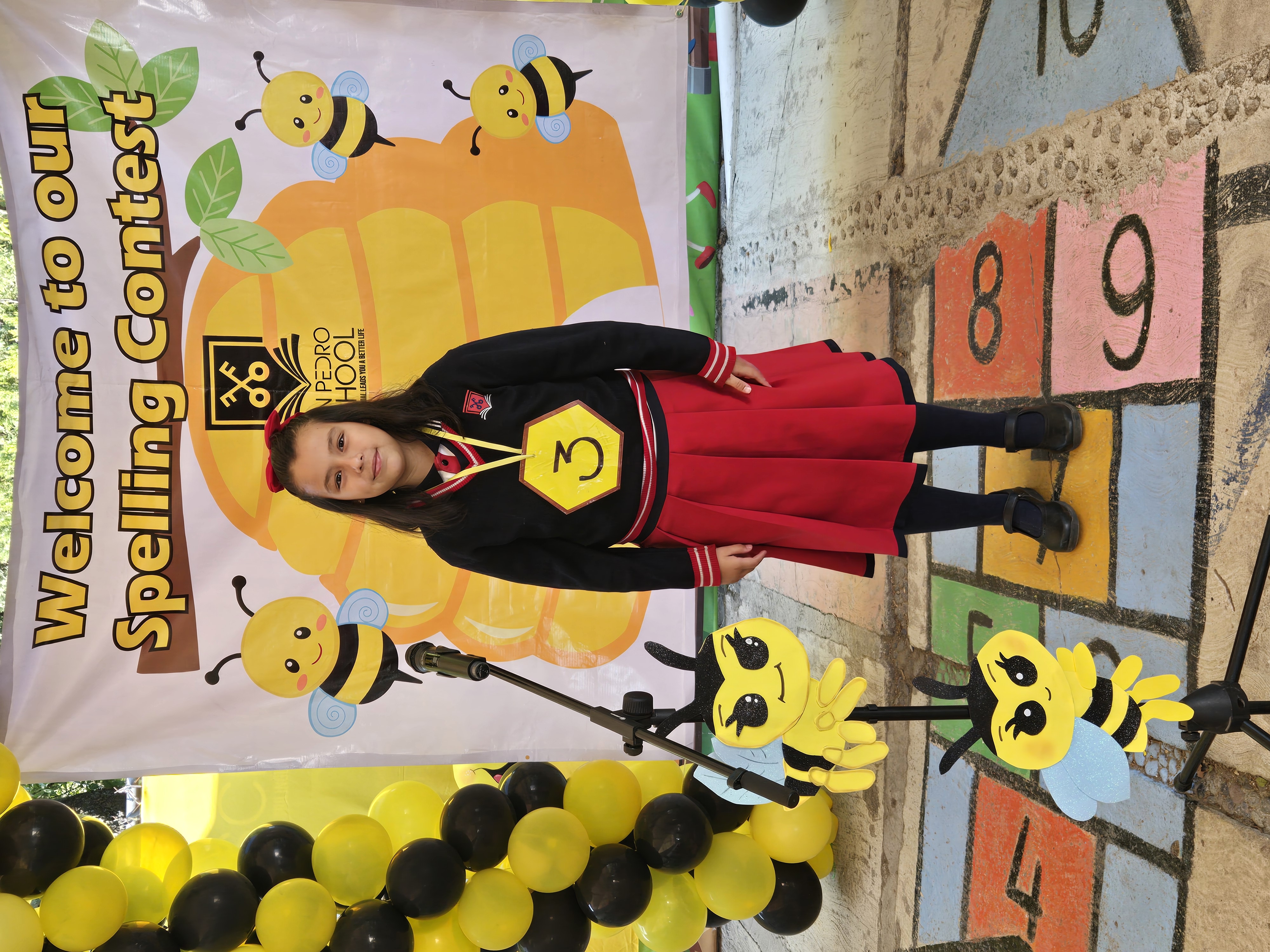 Alumna participando en Spelling Bee en San Pedro School