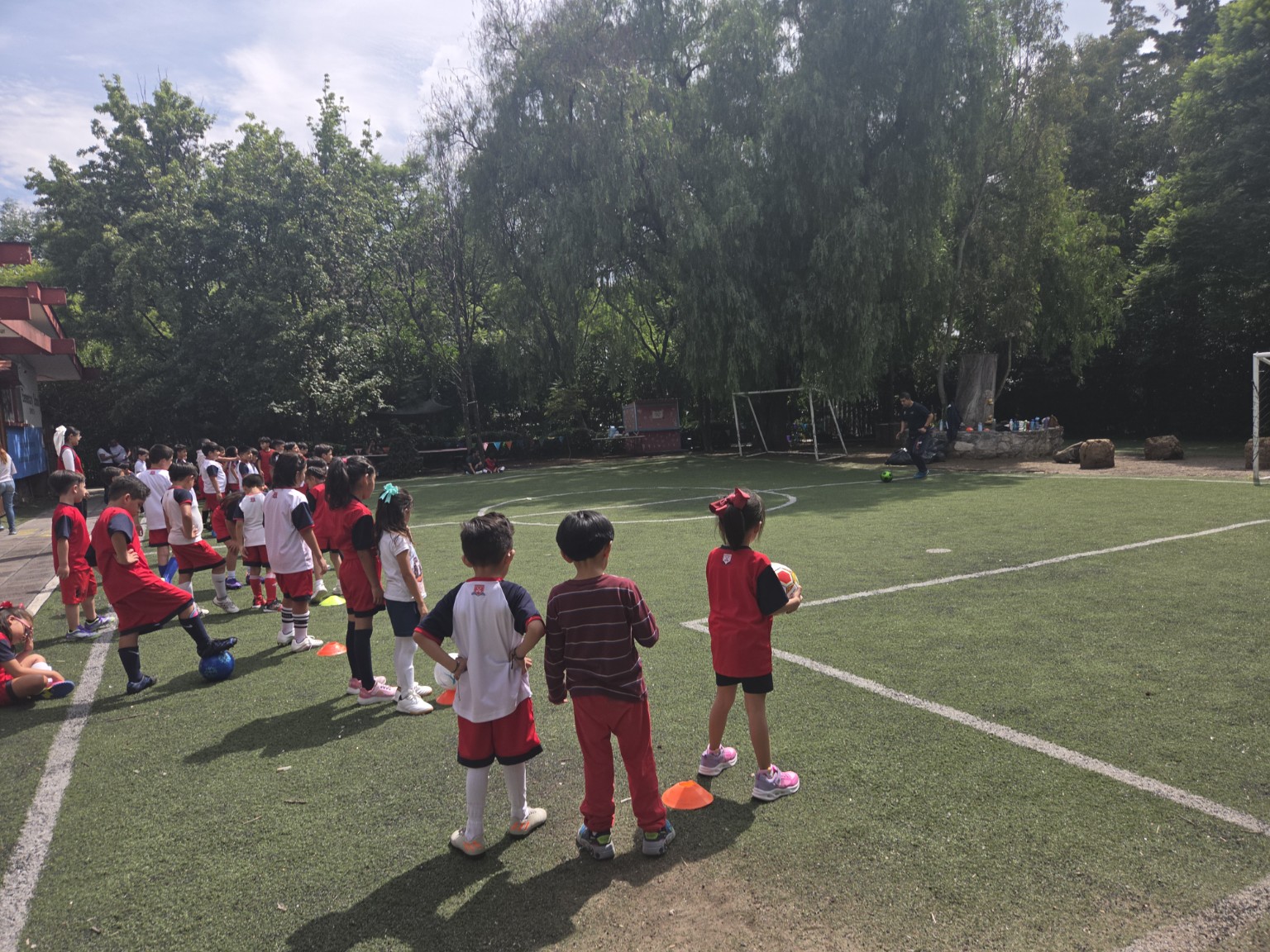 Alumnos de San Pedro School participando en actividades deportivas