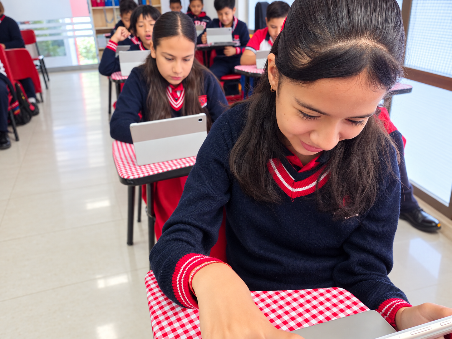Alumnos de 4.º a 6.º de Primaria de San Pedro School trabajando con tablets