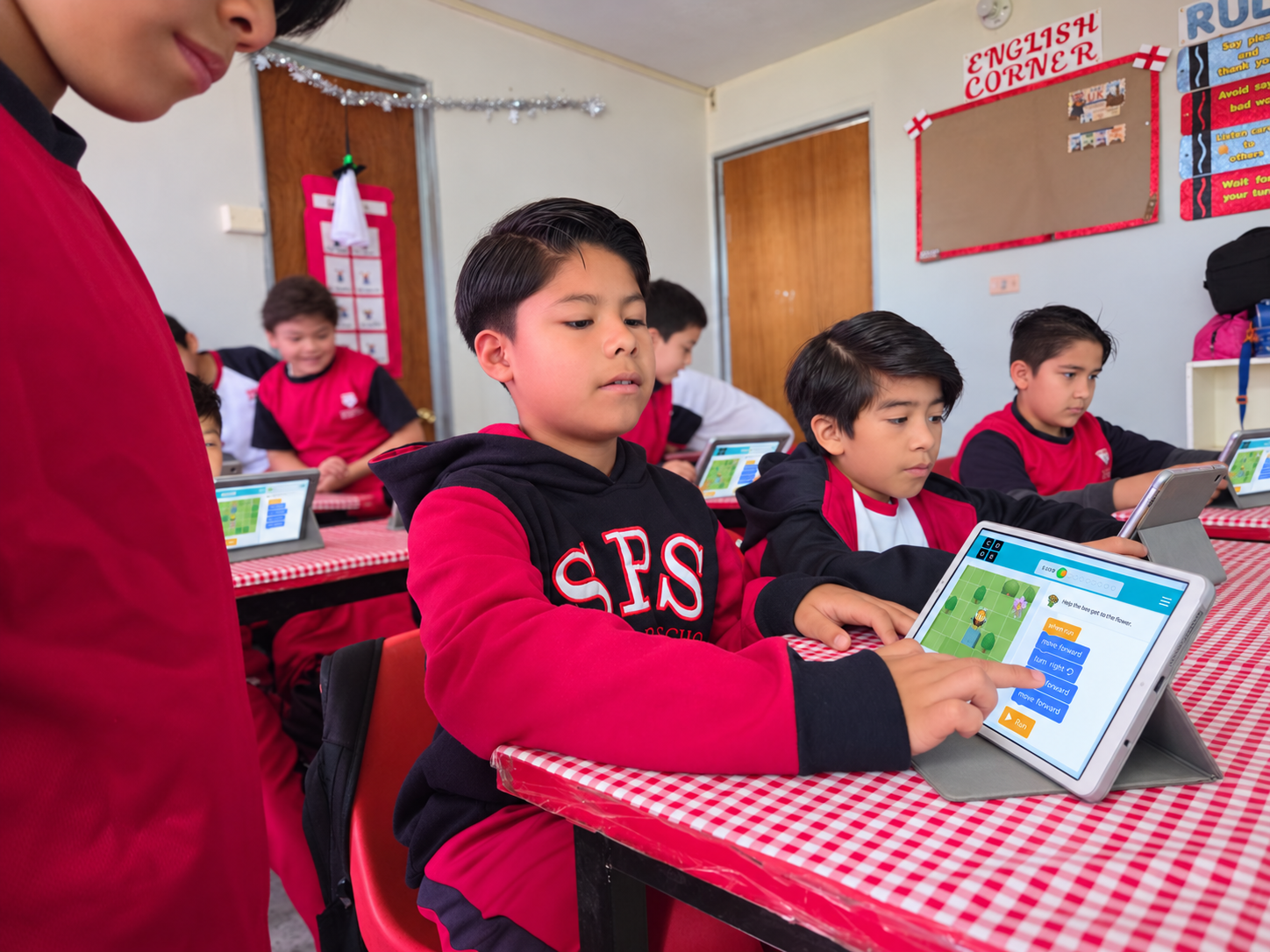 Alumnos de San Pedro School trabajando con Code.org