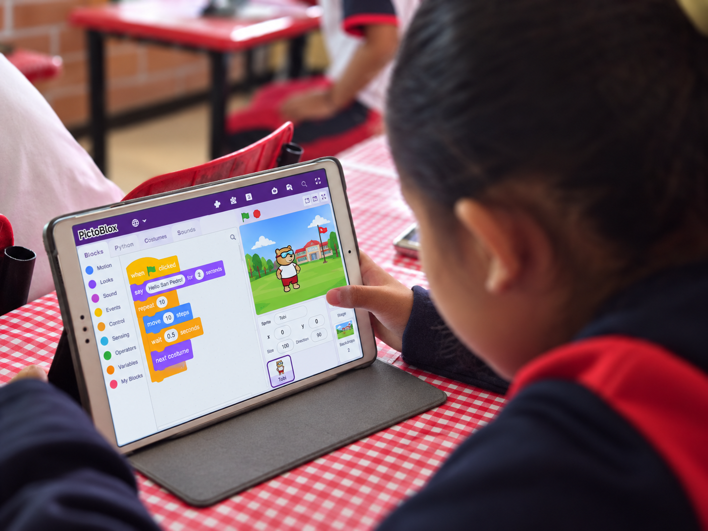 Alumno de San Pedro School trabajando con PictoBlox