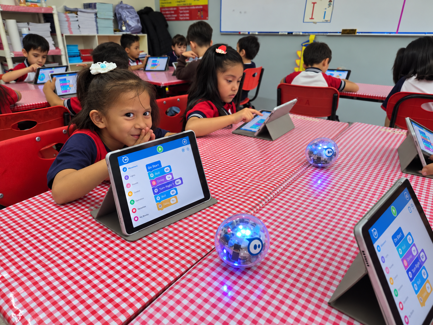 Alumnos de San Pedro School programando robots Sphero
