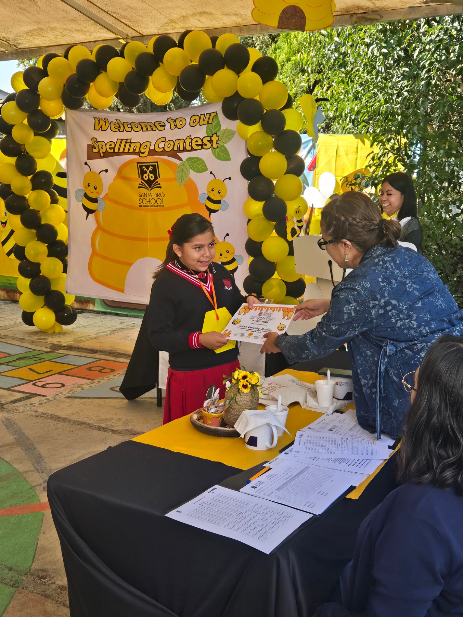 Alumna recibiendo reconocimiento en experiencia de inglés y proyección Cambridge
